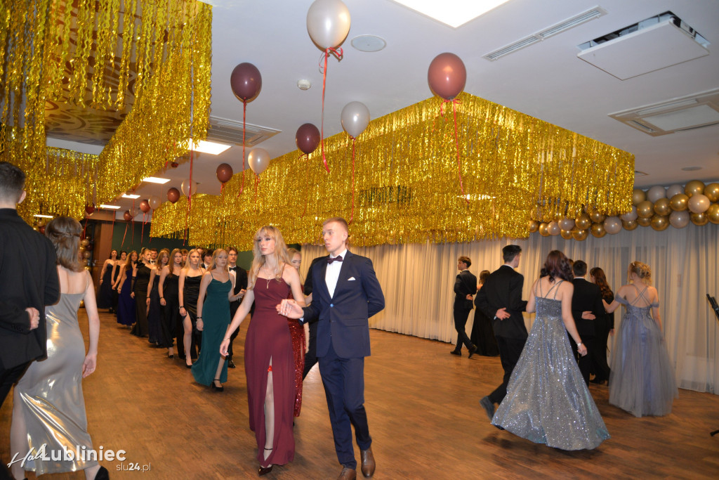 Studniówka Mickiewicza. Młodość, taniec, zabawa