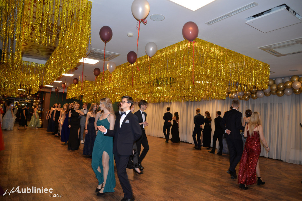 Studniówka Mickiewicza. Młodość, taniec, zabawa