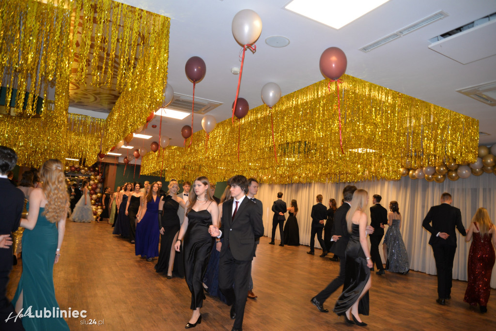 Studniówka Mickiewicza. Młodość, taniec, zabawa