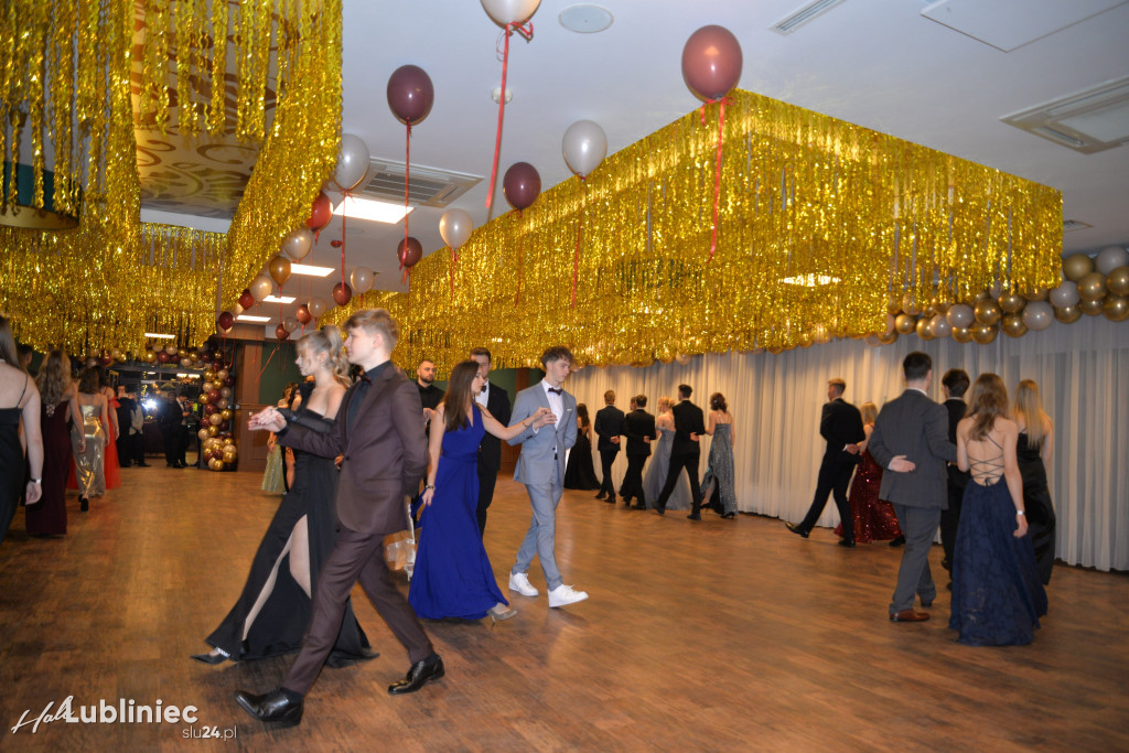 Studniówka Mickiewicza. Młodość, taniec, zabawa