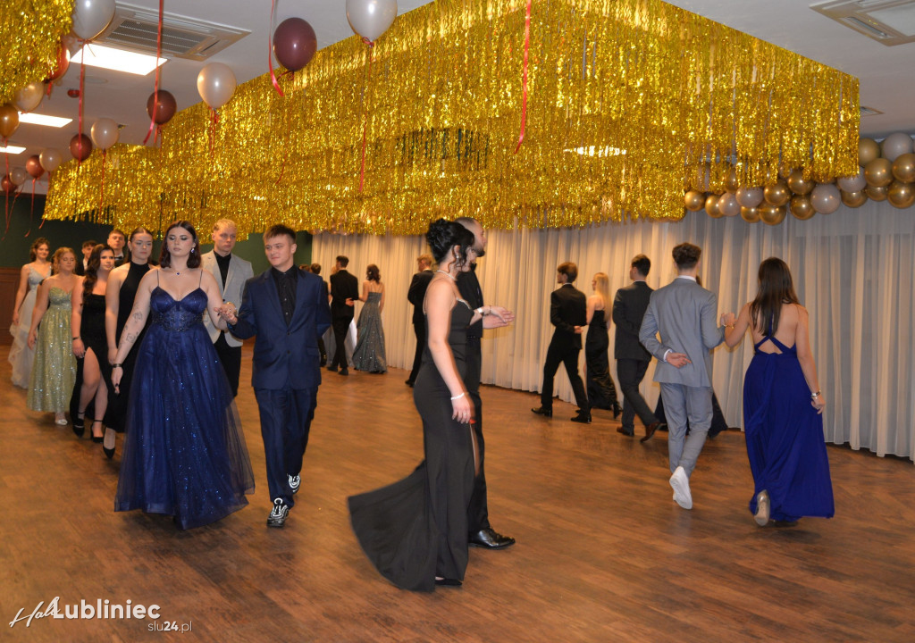 Studniówka Mickiewicza. Młodość, taniec, zabawa