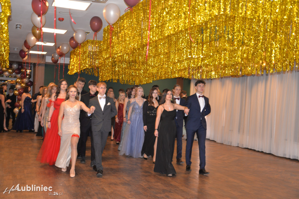 Studniówka Mickiewicza. Młodość, taniec, zabawa