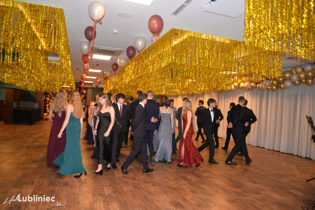 Studniówka Mickiewicza. Młodość, taniec, zabawa