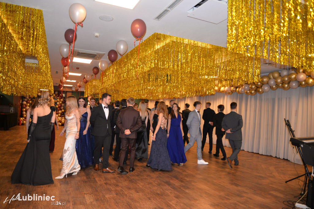 Studniówka Mickiewicza. Młodość, taniec, zabawa