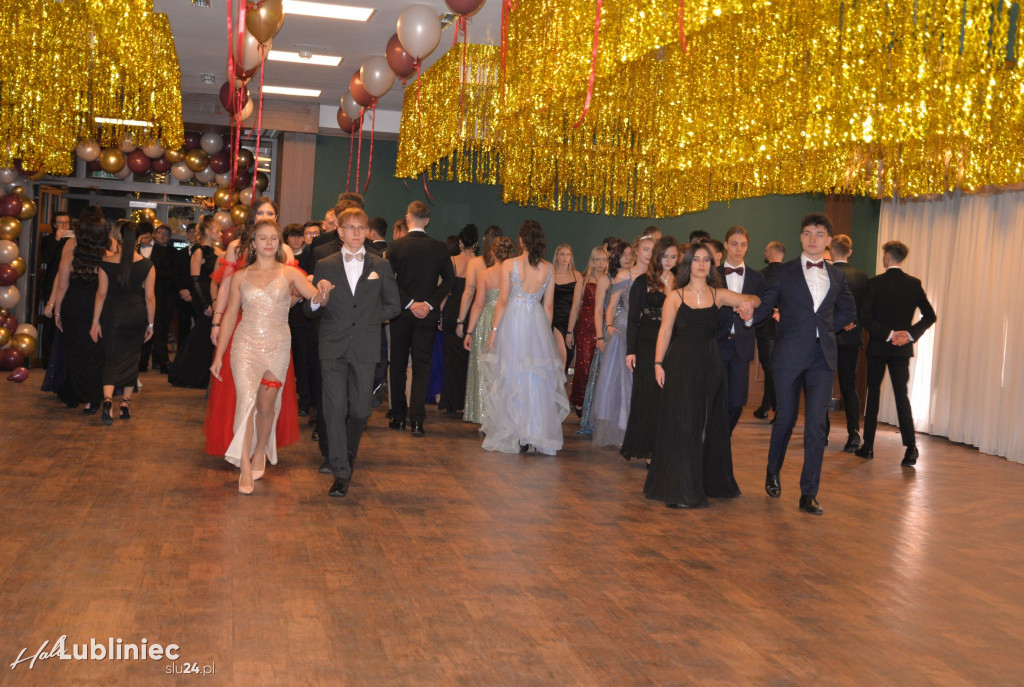 Studniówka Mickiewicza. Młodość, taniec, zabawa