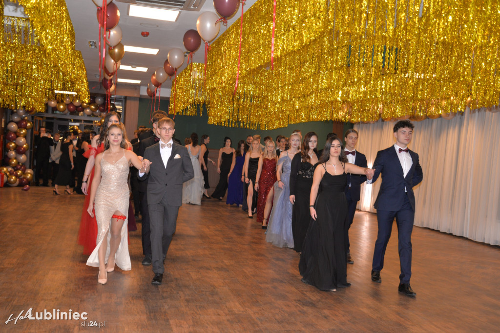 Studniówka Mickiewicza. Młodość, taniec, zabawa