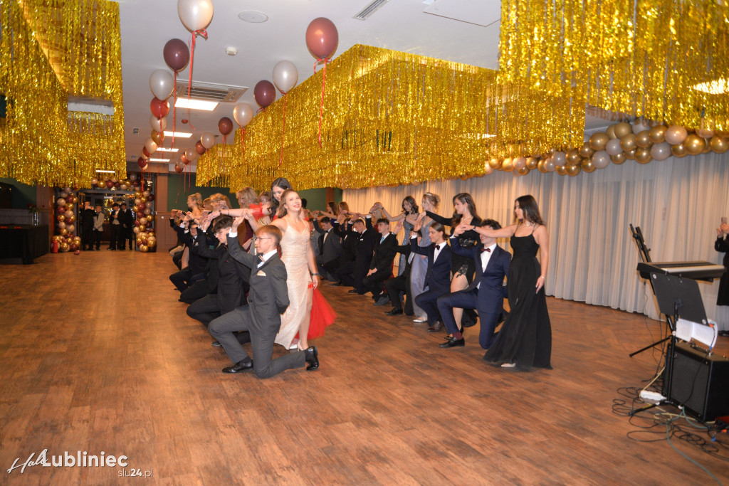 Studniówka Mickiewicza. Młodość, taniec, zabawa