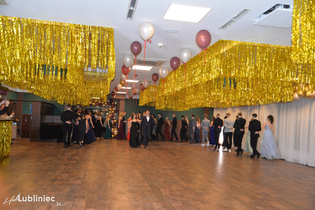 Studniówka Mickiewicza. Młodość, taniec, zabawa