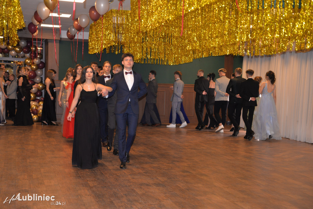 Studniówka Mickiewicza. Młodość, taniec, zabawa