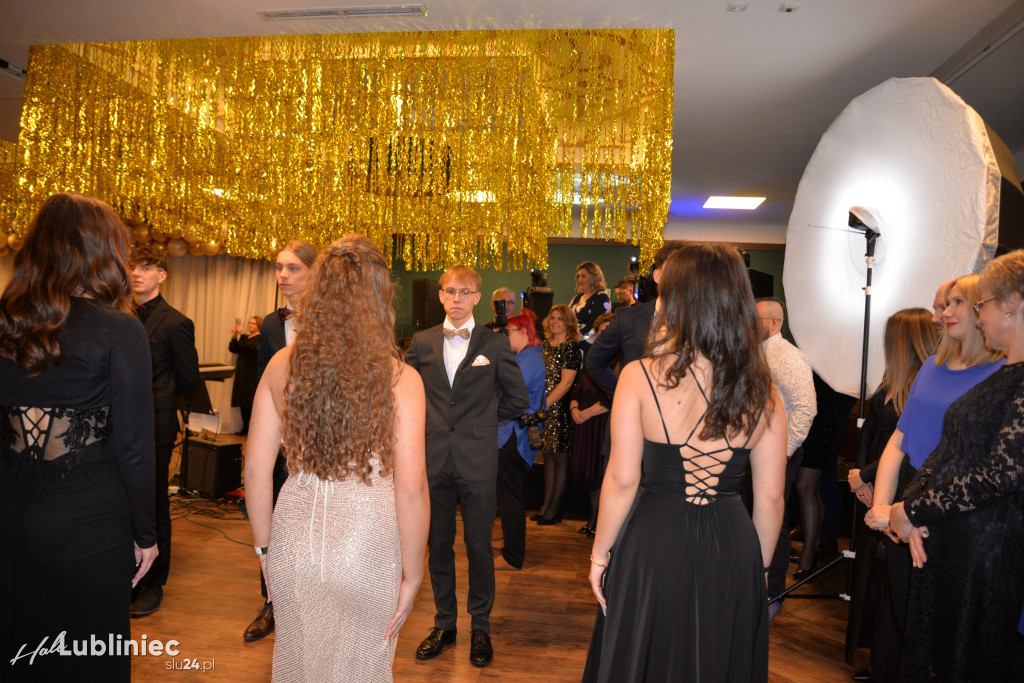 Studniówka Mickiewicza. Młodość, taniec, zabawa