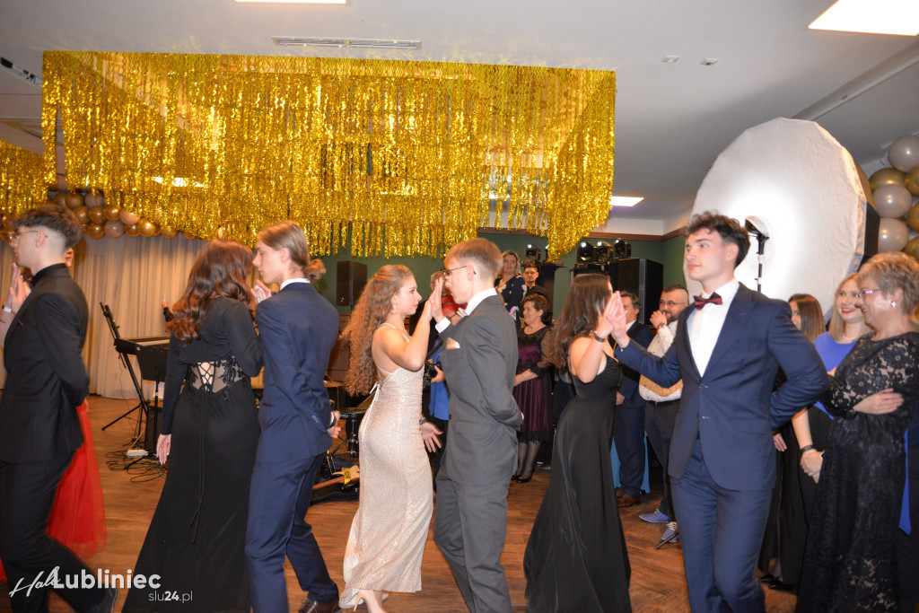 Studniówka Mickiewicza. Młodość, taniec, zabawa