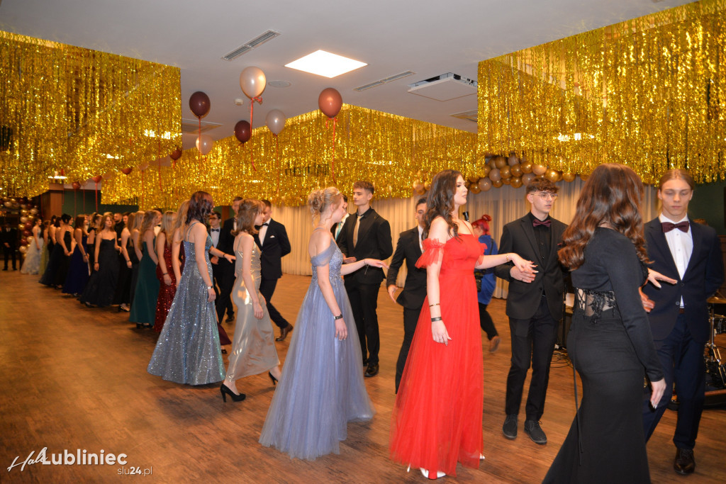 Studniówka Mickiewicza. Młodość, taniec, zabawa