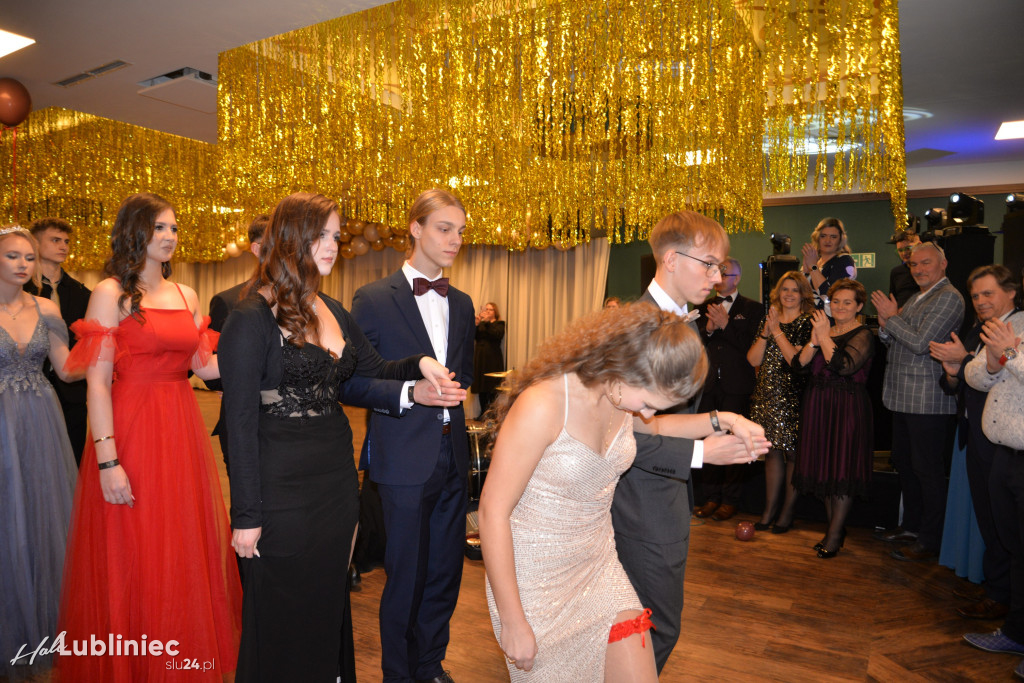 Studniówka Mickiewicza. Młodość, taniec, zabawa