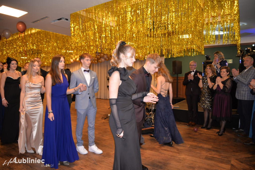 Studniówka Mickiewicza. Młodość, taniec, zabawa