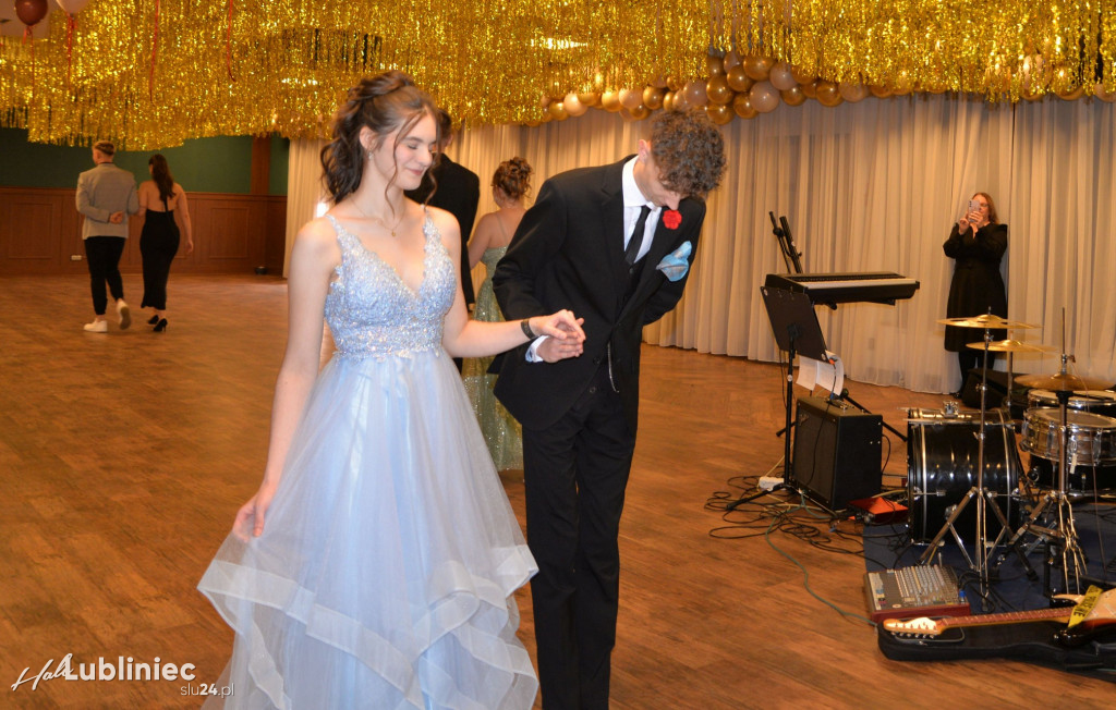 Studniówka Mickiewicza. Młodość, taniec, zabawa