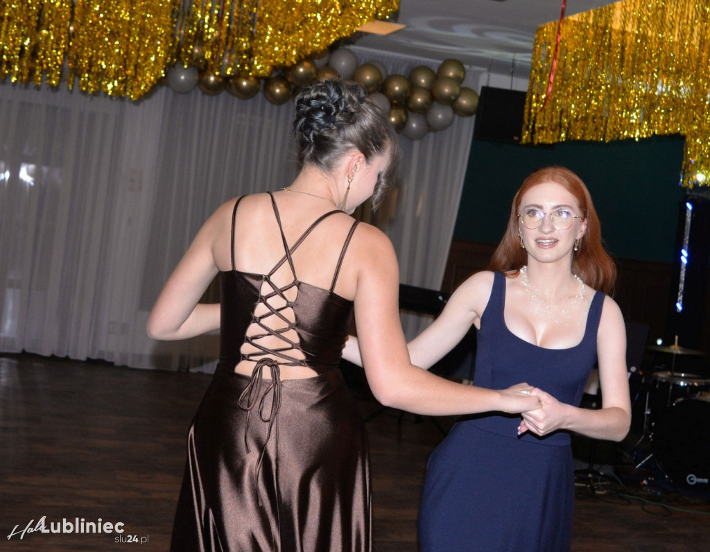 Studniówka Mickiewicza. Młodość, taniec, zabawa