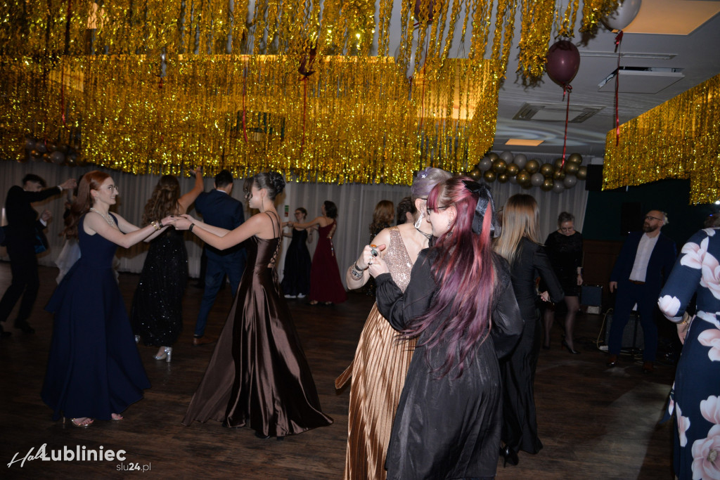 Studniówka Mickiewicza. Młodość, taniec, zabawa