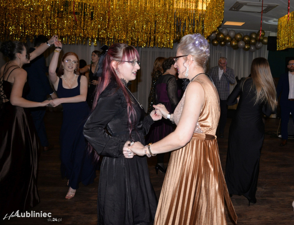 Studniówka Mickiewicza. Młodość, taniec, zabawa