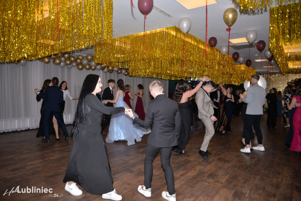 Studniówka Mickiewicza. Młodość, taniec, zabawa