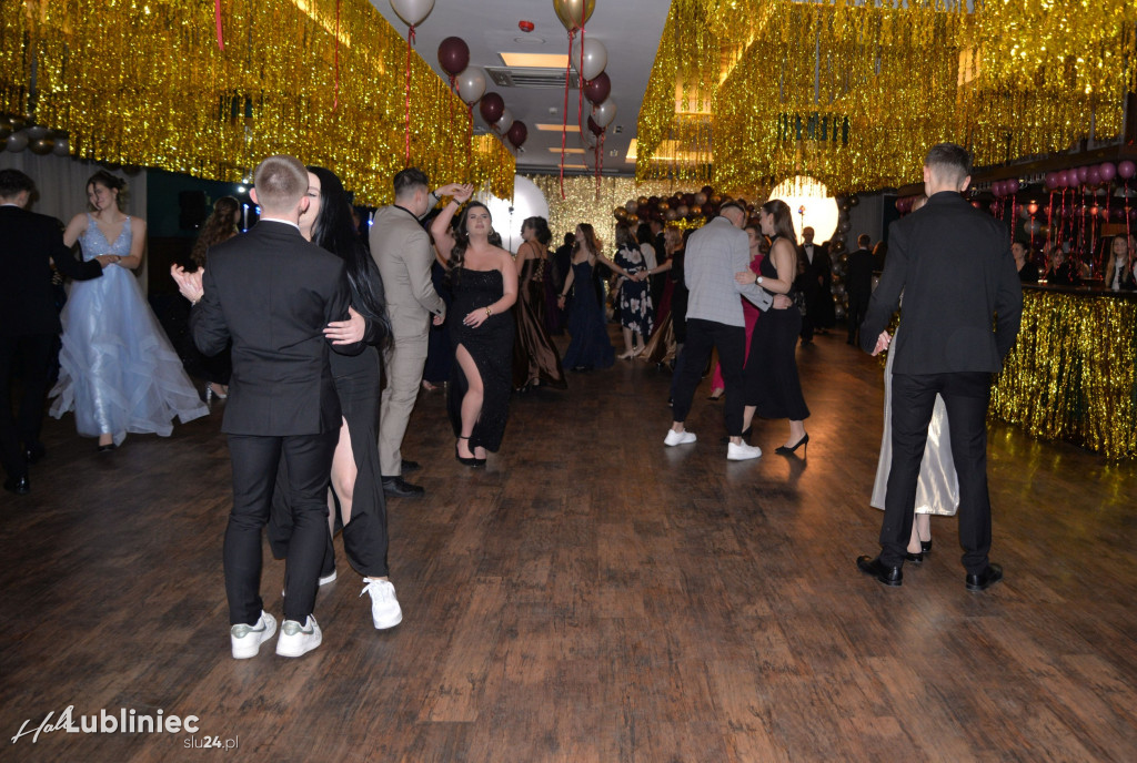 Studniówka Mickiewicza. Młodość, taniec, zabawa