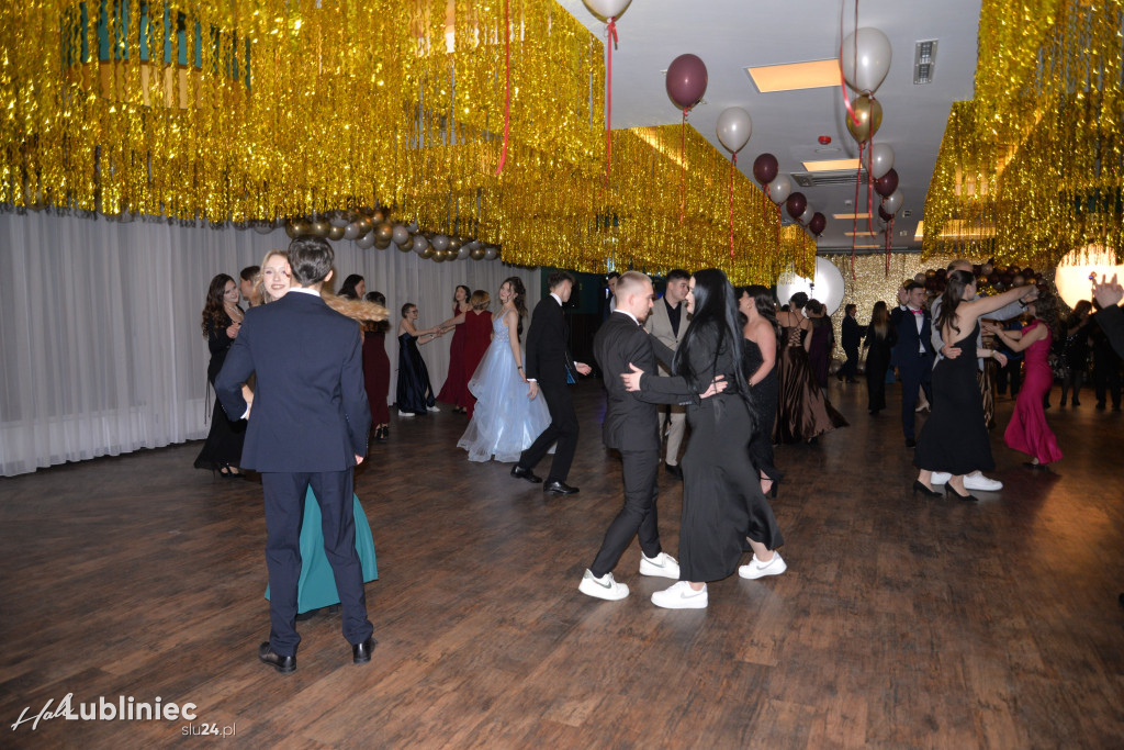 Studniówka Mickiewicza. Młodość, taniec, zabawa