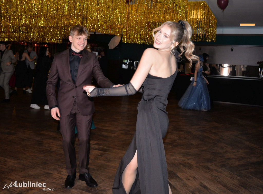 Studniówka Mickiewicza. Młodość, taniec, zabawa