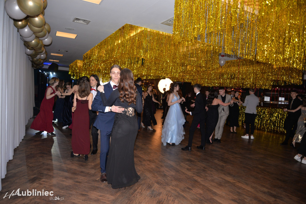 Studniówka Mickiewicza. Młodość, taniec, zabawa