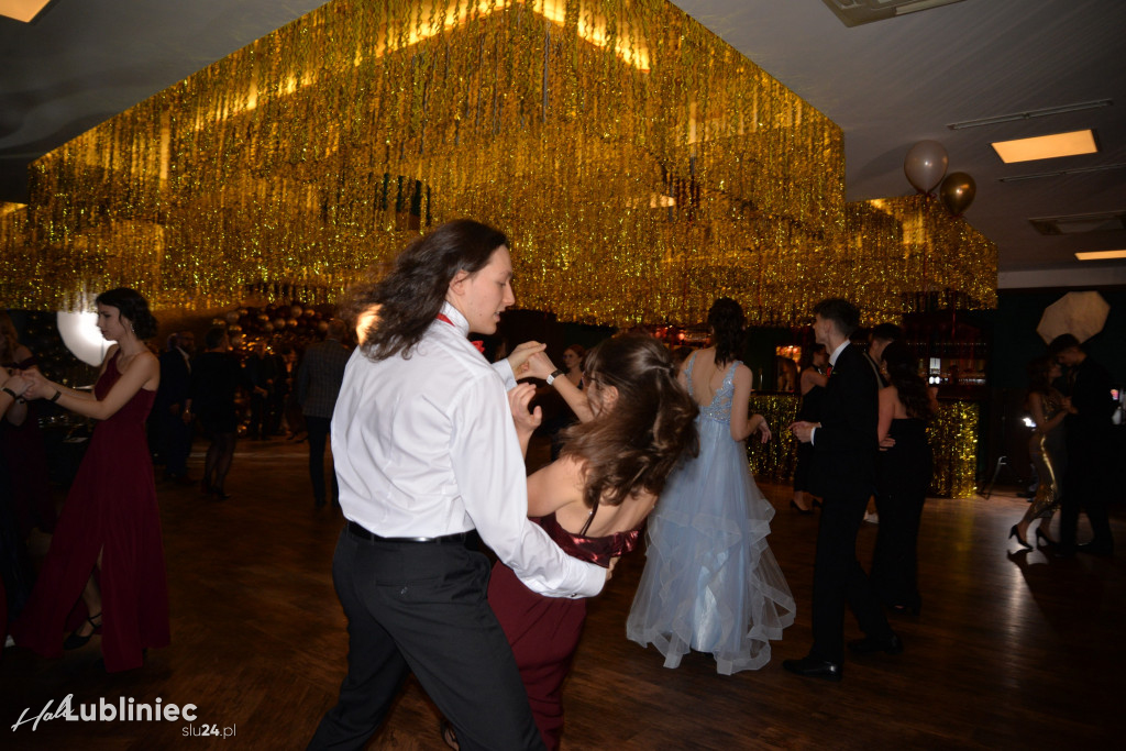 Studniówka Mickiewicza. Młodość, taniec, zabawa