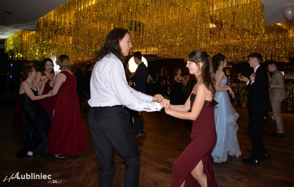 Studniówka Mickiewicza. Młodość, taniec, zabawa