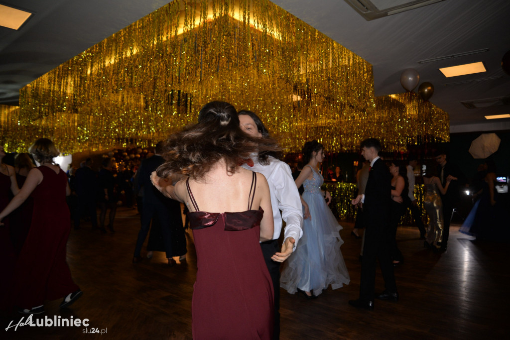 Studniówka Mickiewicza. Młodość, taniec, zabawa