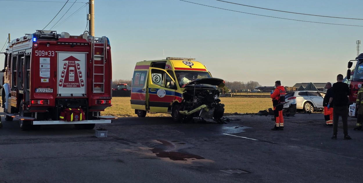 Powiat lubliniecki. Zderzenie karetki z osobówką