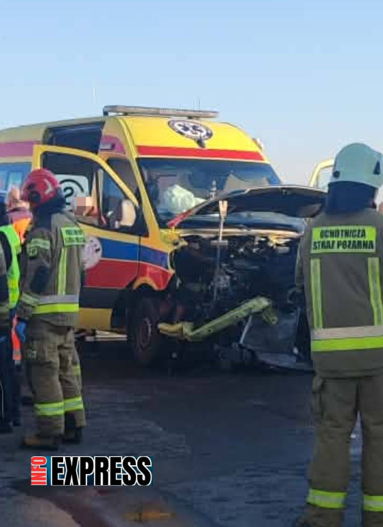 Powiat lubliniecki. Zderzenie karetki z osobówką