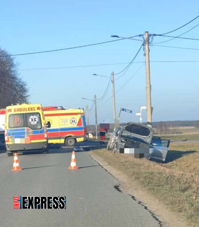 Powiat lubliniecki. Zderzenie karetki z osobówką