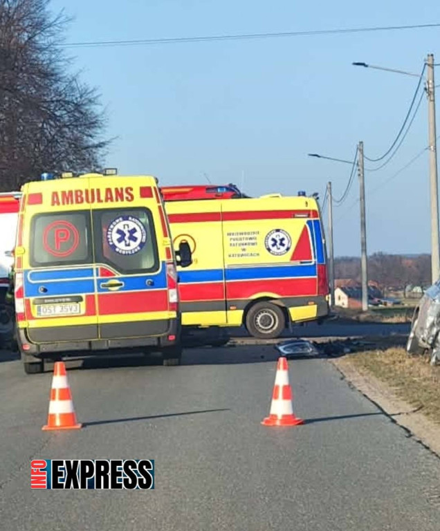 Powiat lubliniecki. Zderzenie karetki z osobówką