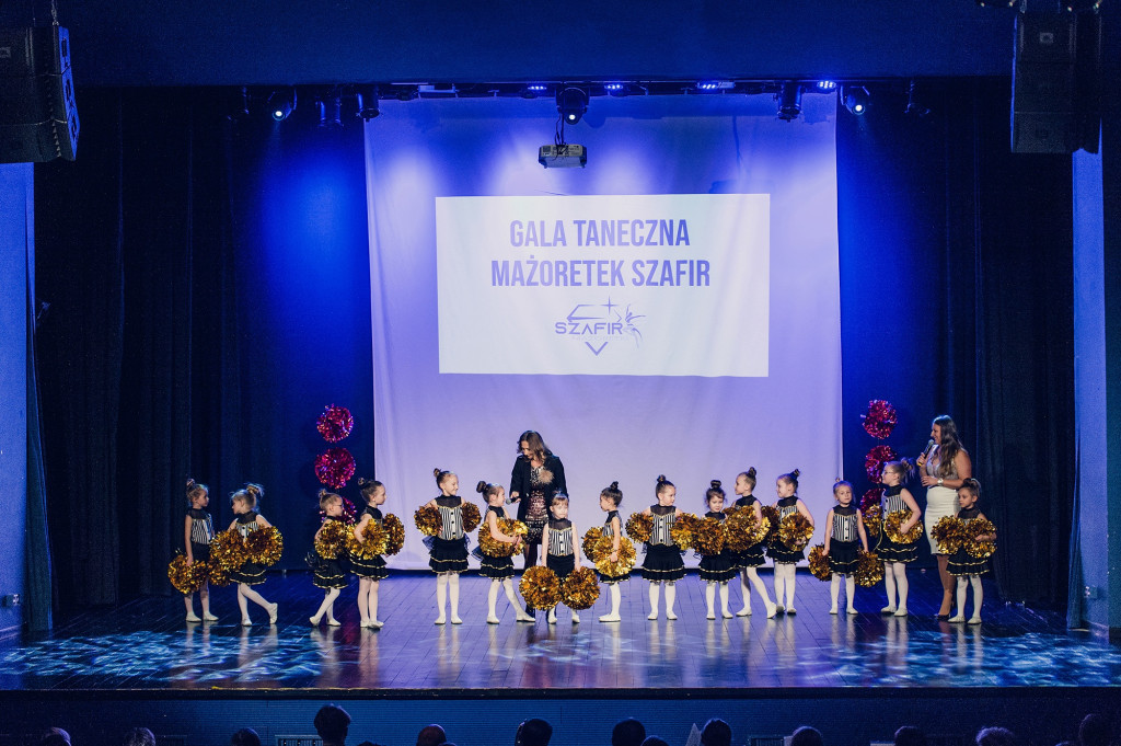 Lubliniec. Mażoretki Szafir na scenie