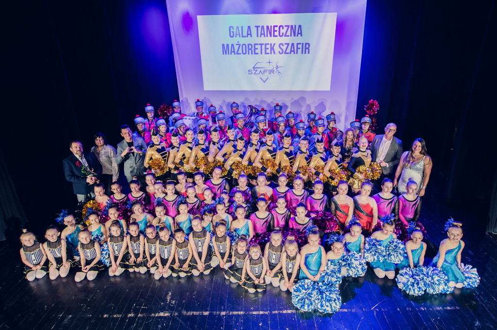 Lubliniec. Mażoretki Szafir na scenie