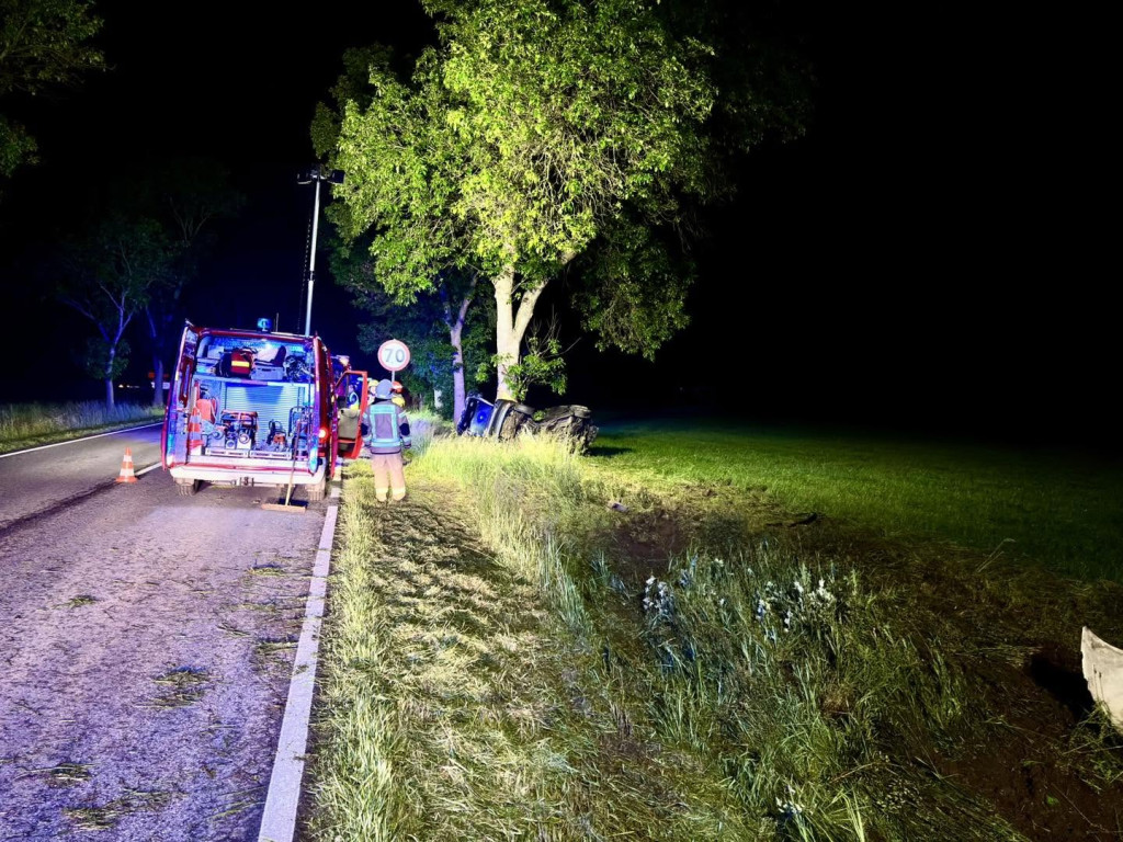 Powiat lubliniecki. Wjechał do rowu i uderzył w drzewo