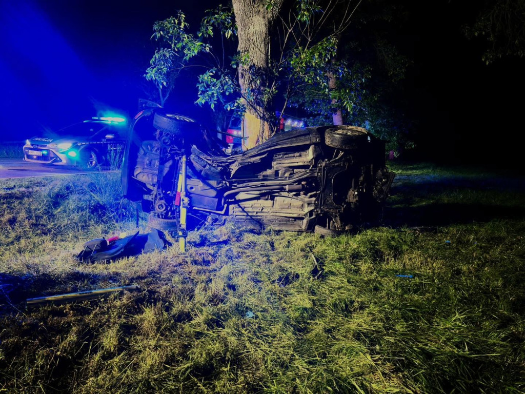 Powiat lubliniecki. Wjechał do rowu i uderzył w drzewo