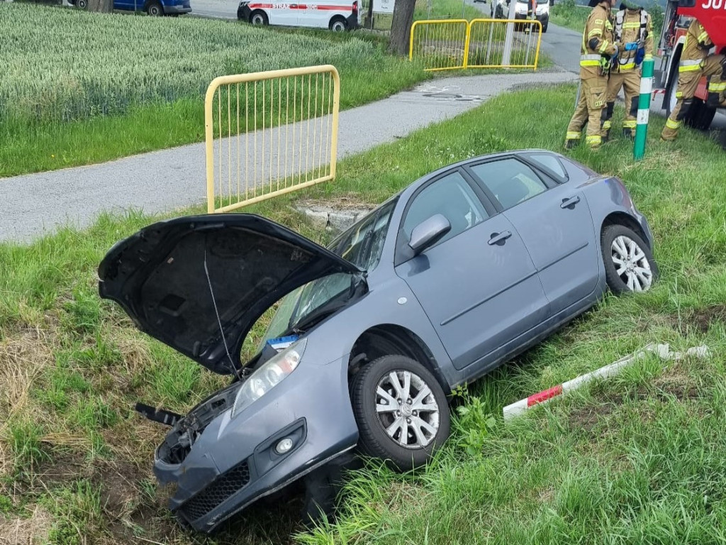 Zderzenie na drodze krajowej. Samochód w rowie