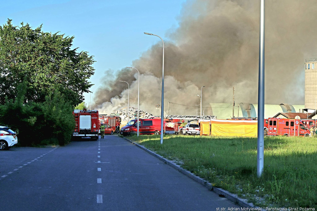 Duży pożar składowiska. Na miejscu byli nasi strażacy