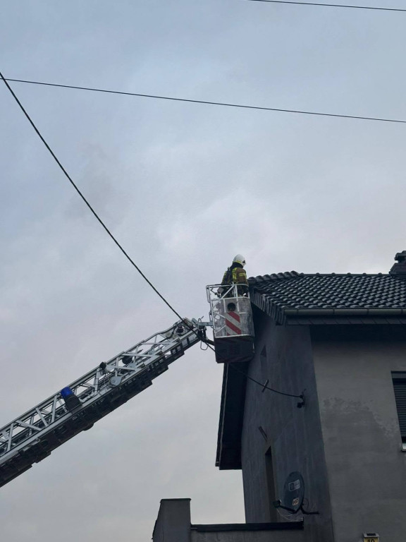 Piorun uderzył w dom, ponad 20 burzowych wyjazdów