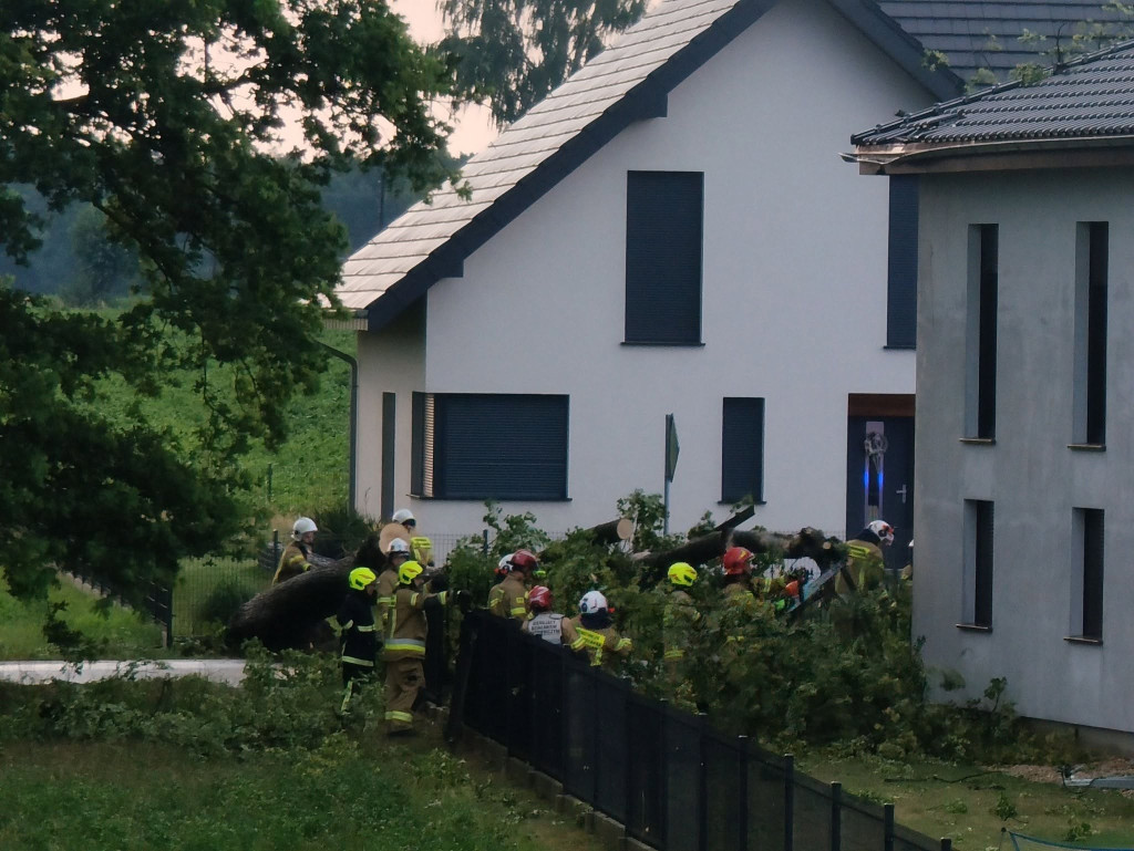 Piorun uderzył w dom, ponad 20 burzowych wyjazdów
