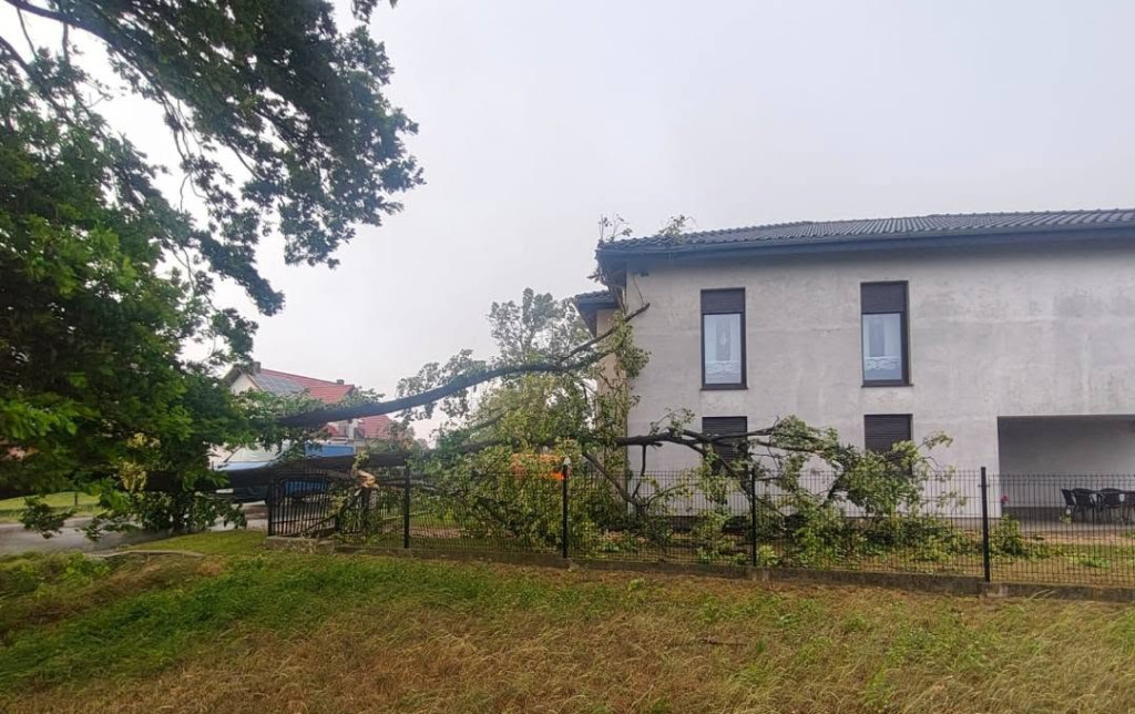 Piorun uderzył w dom, ponad 20 burzowych wyjazdów