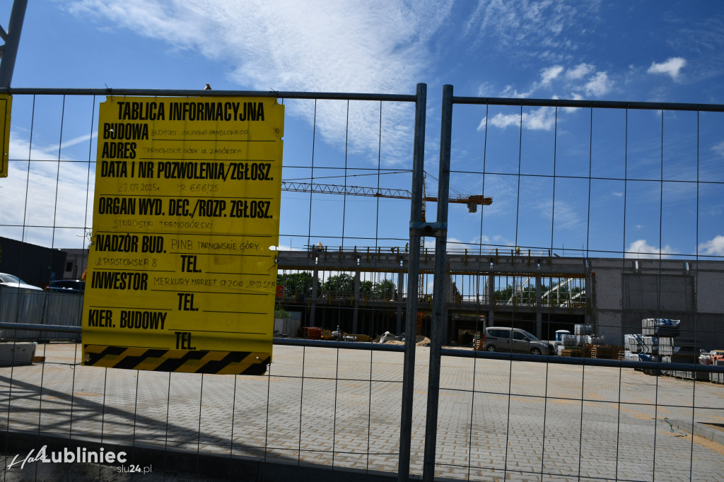 Po sąsiedzku. Budowa marketu trwa, są oferty pracy