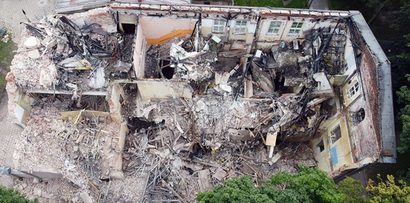 Lubliniec. Trwa wyburzanie spalonego budynku, w którym działała szkoła. Fot. www.lubliniec.oblaci.pl