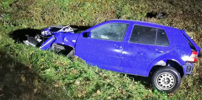 Strzebiń. Kierowca wjechał do przydrożnego rowu.  Fot. OSP Strzebiń