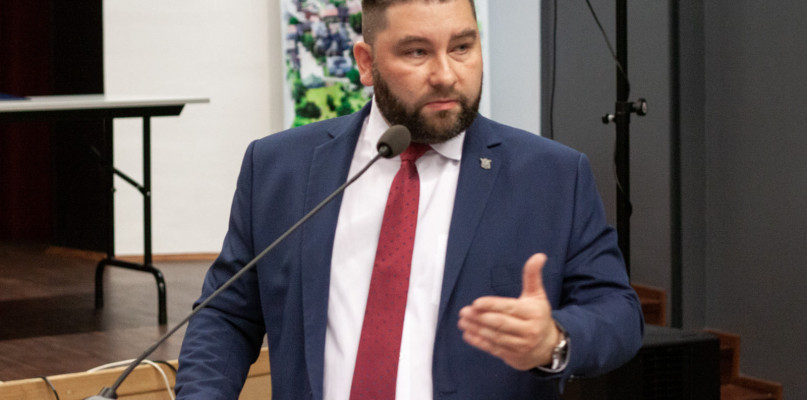 Woźniki. Rada miejska będzie dyskutować nad podwyżką dla burmistrza Michała Aloszki. Fot. UM Woźniki