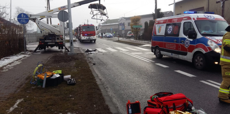 Glinica. Samochód ciężarowy uderzył w kosz podnośnika, w którym znajdowało się dwóch pracowników. Fot. PSP Lubliniec
