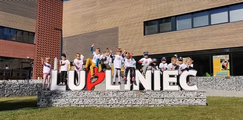 Zygmunt Tofilski napisał słowa i skomponował muzykę, a zaśpiewały dzieci z Przedszkola Miejskiego nr 1 w Lublińcu. Fot. YouTube