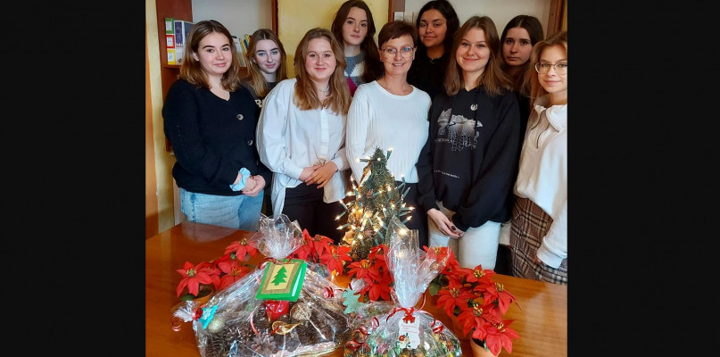 Wolontariusze z Zespołu Szkół nr 1 im. Adama Mickiewicza w Lublińcu prowadzili projekt Anioł mieszka po sąsiedzku. Fot. Starostwo Powiatowe w Lublińcu